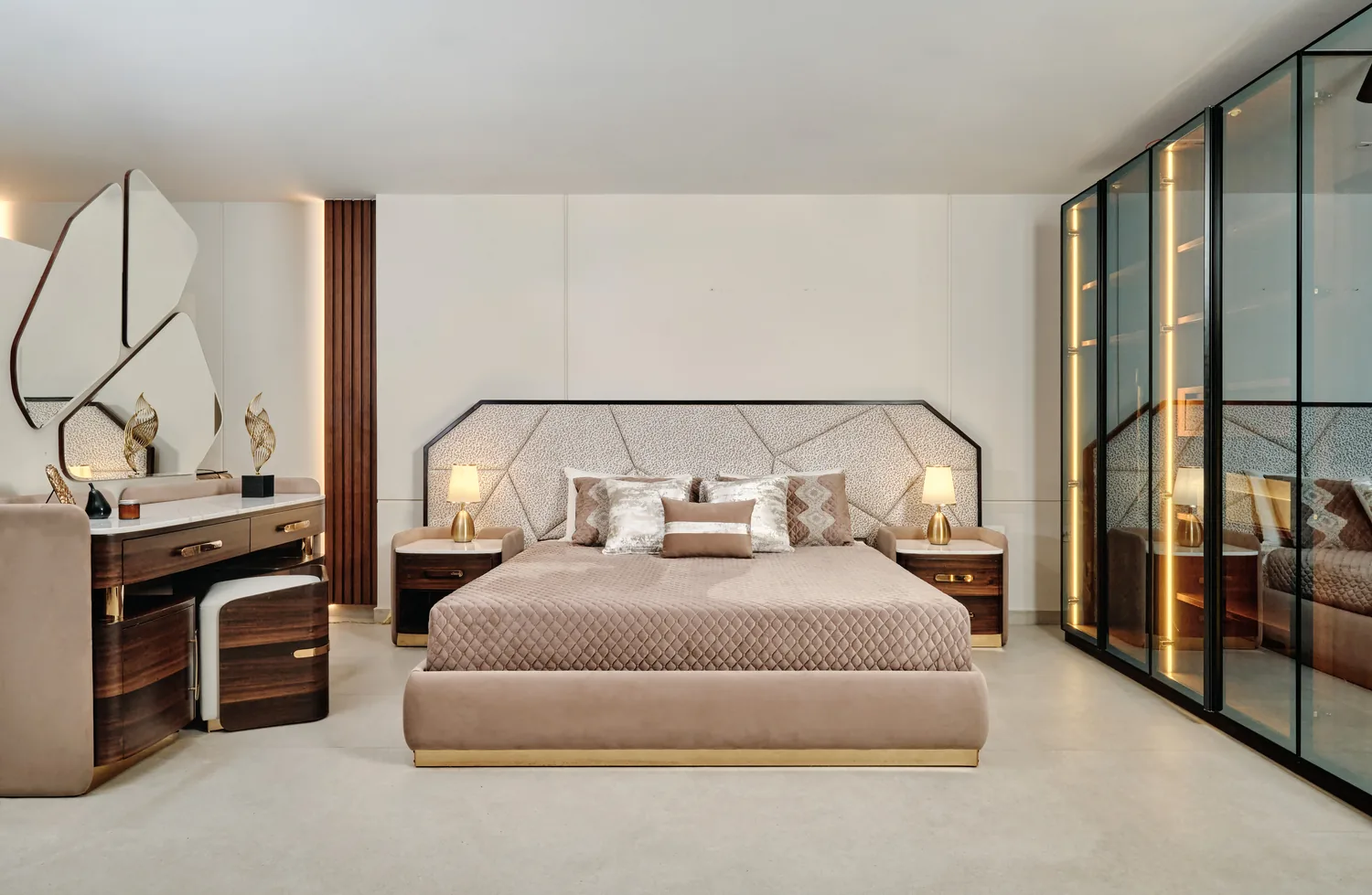 Bedroom setting with dresser, mirror and bedside lamps