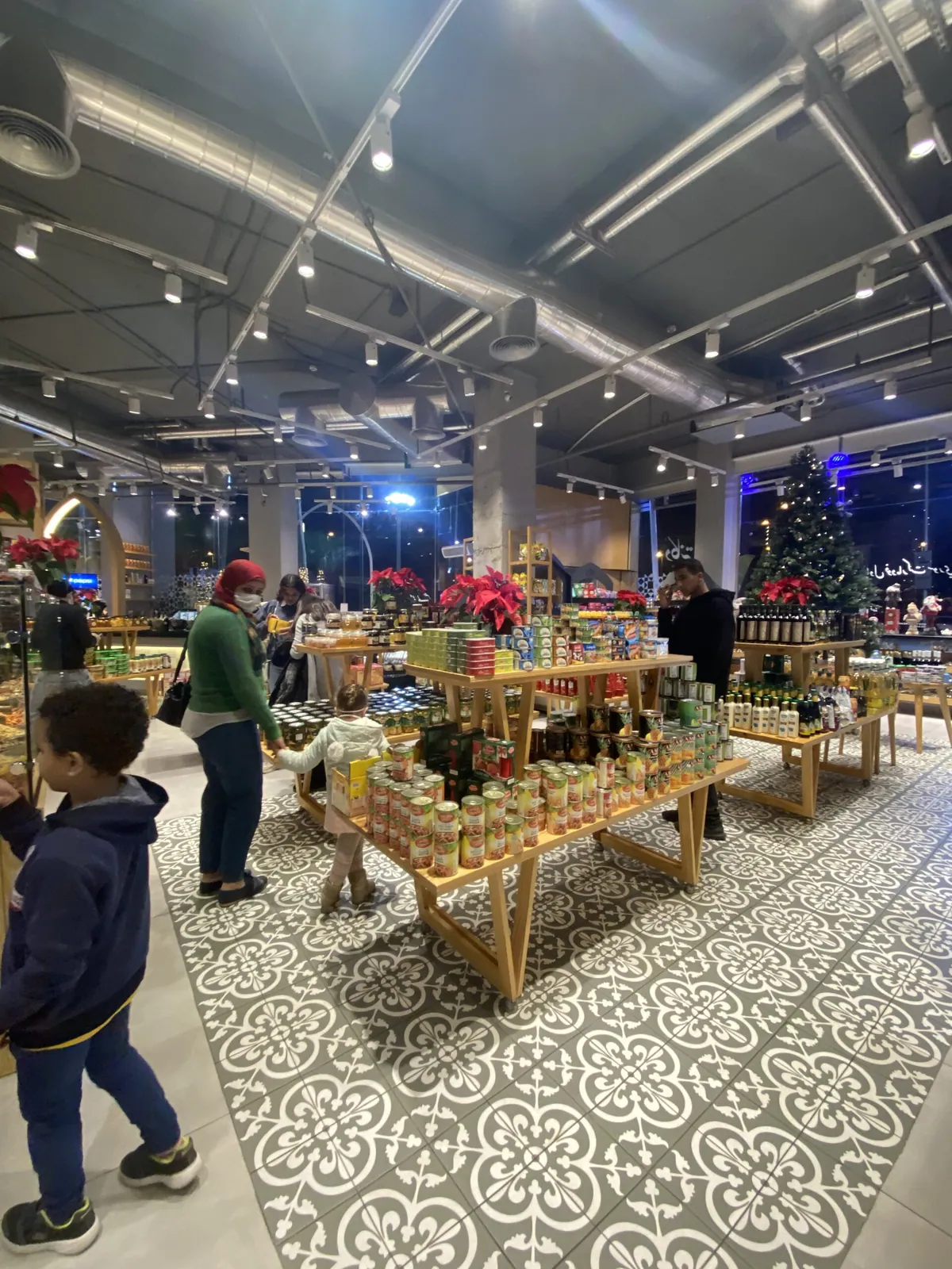 Dokaneh — market aisle